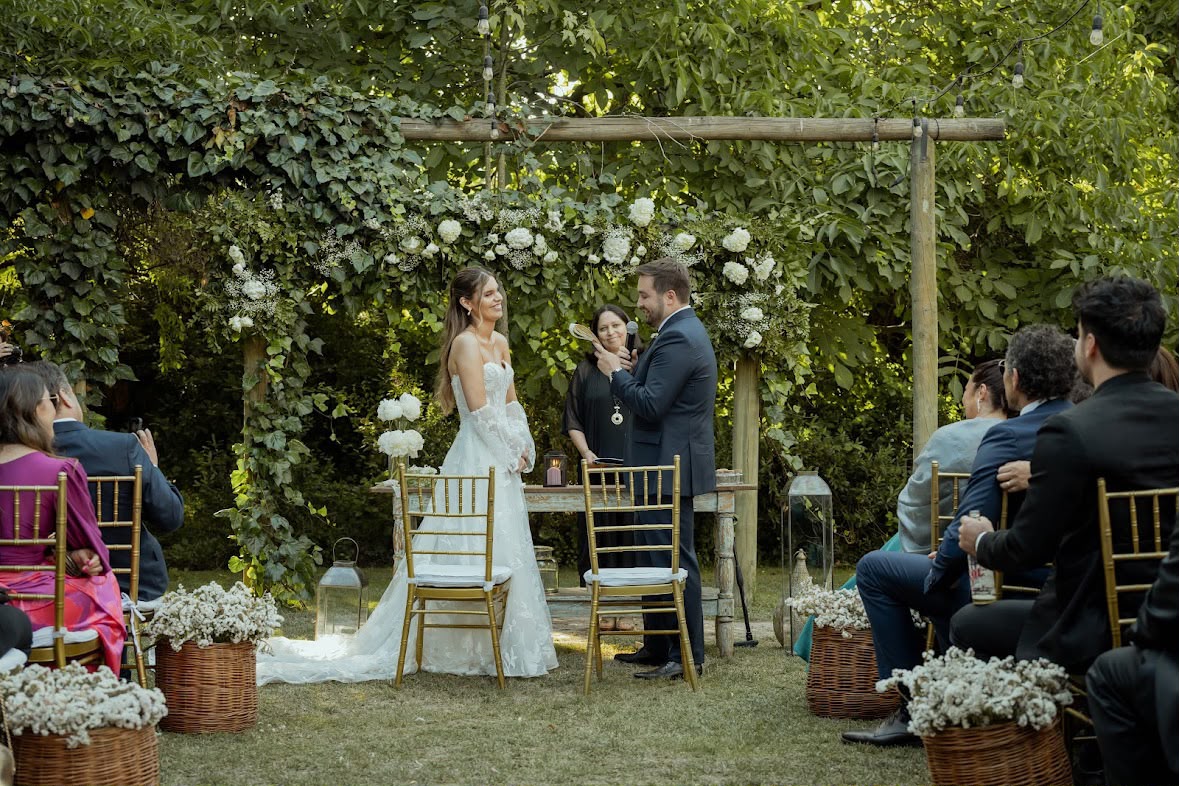 Ceremonia en altar con oficiante